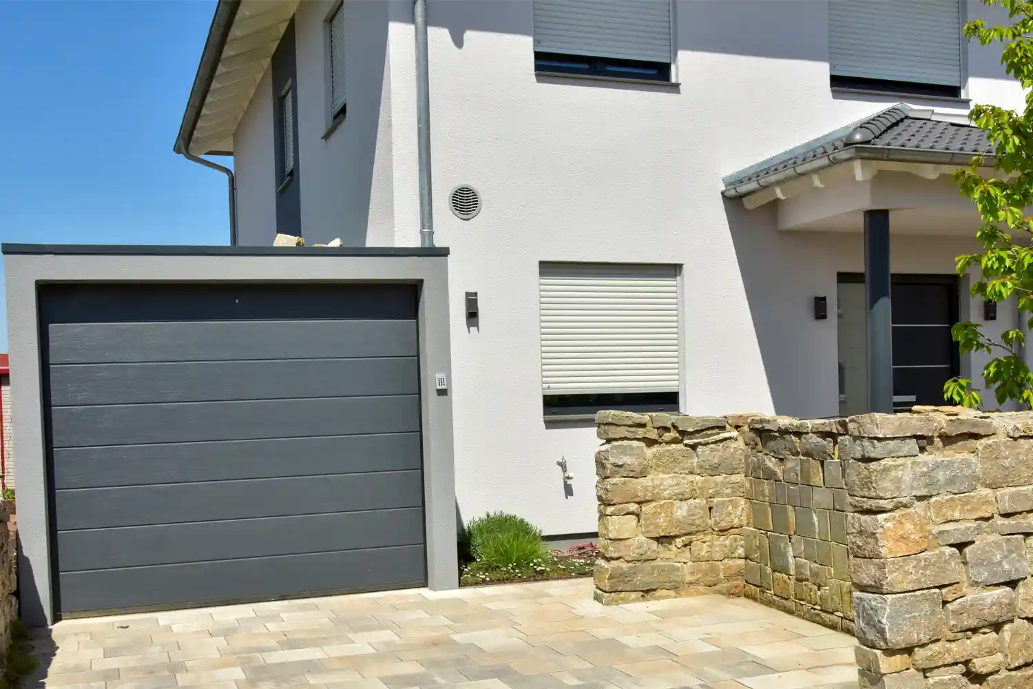 Porte extérieure et porte de garage installées sur une habitation à Bruxelles